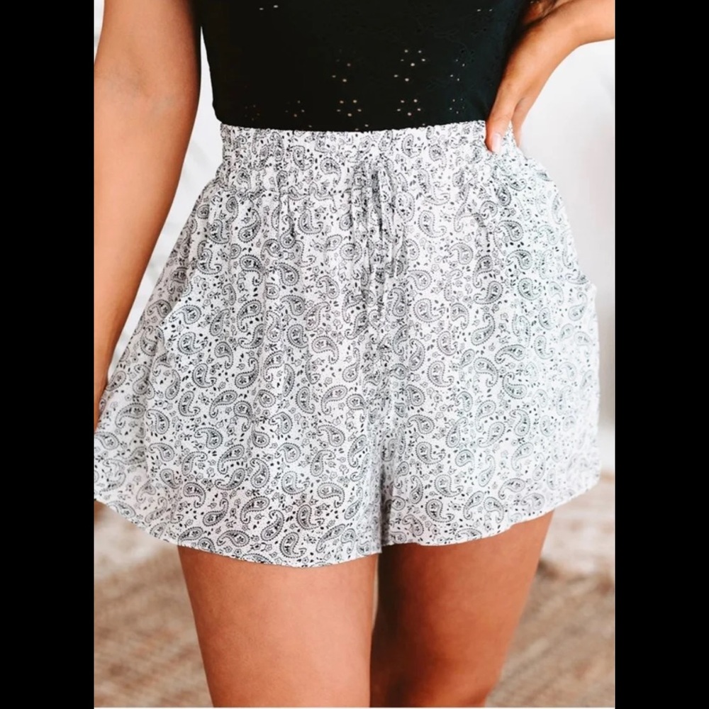 NWT PAISLEY PRINTED SHORTS